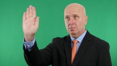 Ciddi iş adamı uyarı ve eylem onaylamayan bir Stop el hareketleri yapmak