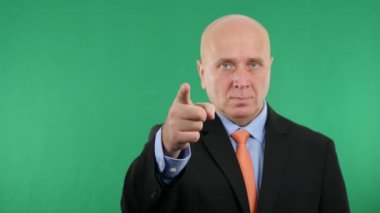 Ciddi iş adamı görüntü parmak ve başparmak yukarıya el hareketleri ile işaretleme