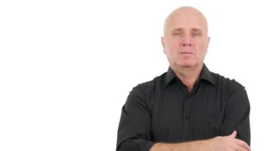 Aşırı yorgun adam görüntü esnemek ve ayakta dik iç ateş uyumaya başlar