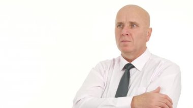 Ciddi ve kendinden emin bir işadamı görüntü kal elleri göğsünde sakin seyir