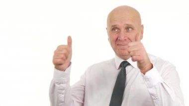 Beden dili ile işadamı gülümseyerek kadar çift başparmak emin yapma