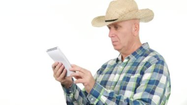 Ciddi çiftçi iş alarak notları defter sayfalarında kalemle yazma