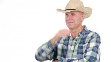 Mutlu çiftçi gülümseme ve şapkasını büyük el hareketleri ile yaptırmayı selam