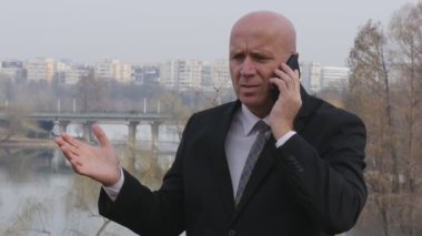 Hareket dış görüntü kötü haber cep konuşurken sinirli işadamı ile yavaş