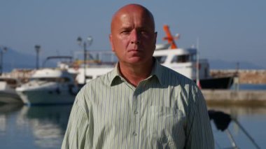 Kameraya bak ve ticari bir sunuda sakin ol turist Harbor