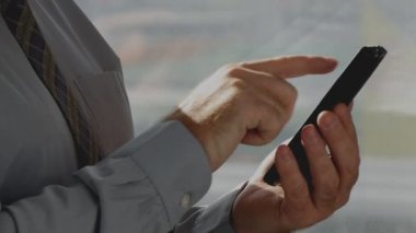 Ofis Oda Kullanım mobil çalışırken erişim veri bilgileri işadamı yakın görüntü