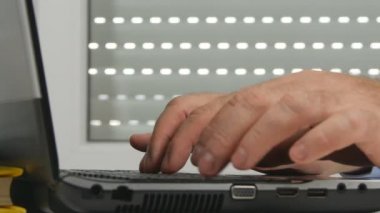 İşadamı dizüstü bilgisayar kullanarak e-posta Office yazmak ve göndermek mesajları