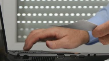 Adam kullanmak Laptop faturalar veri yapmak elektronik ödeme Online App kullanarak tanıtmak