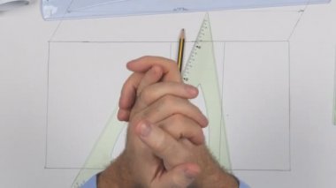 Üstten görünüm mimar tablo adam ellerini ovuşturarak başlamadan önce bir proje çizmek için
