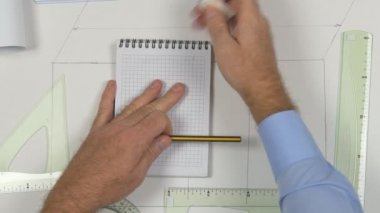 Üstten görünüm mimar tablo elleri ile bir beraberlik silmek ve kalemtıraş kullanın