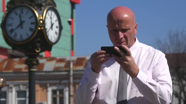 Разочарованный Бизнесмен Читающий Плохие Новости Мобильного Телефона Делает Нервные Жесты — стоковое видео