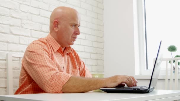 在家庭办公室工作的商人使用笔记本电脑在线和喝茶或咖啡 — 图库视频影像