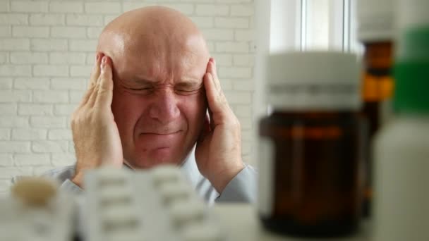 強烈なひどい頭痛ファイルを開く薬箱と薬を飲むとビジネスマン — ストック動画