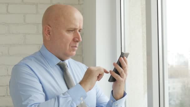 Slow Motion Homme Affaires Sérieux Avec Téléphone Portable Lire Mauvaise — Video