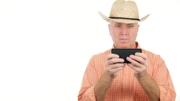 農家使用オンライン近代的な技術を書くし 携帯電話でメッセージを送信 — ストック動画