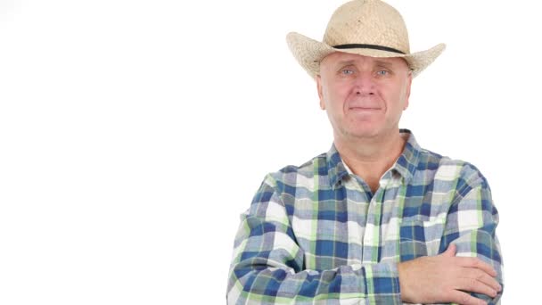 農家の笑顔とこんにちは帽子のジェスチャーを作る帽子の記号を手で敬礼 — ストック動画