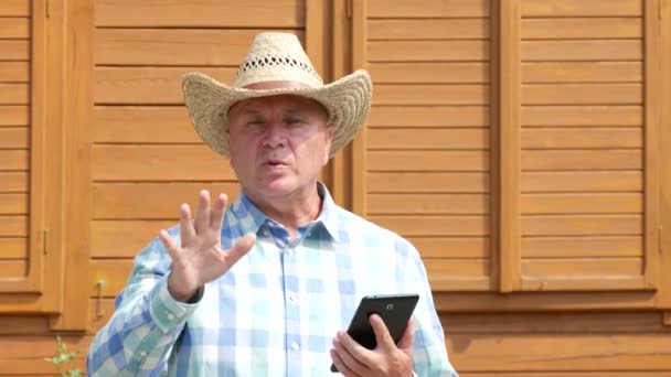 Selbstbewusster Hofbesitzer Mit Tablet Der Hand Erklärt Landwirtschaftsbetrieb — Stockvideo