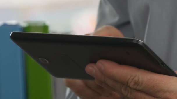 Fechar Imagem Com Mãos Empresário Usando Tela Toque Eletrônico Tablet — Vídeo de Stock
