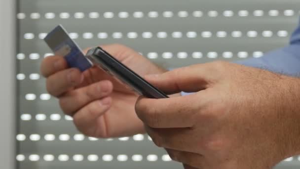 Services Bancaires Direct Homme Affaires Utilise Carte Visite Son Téléphone — Video