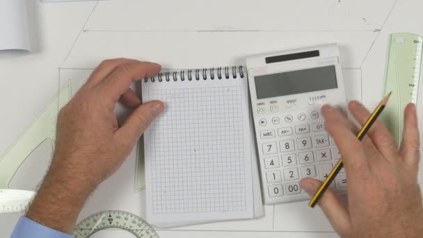 Bovenaanzicht Man Make Technische Berekeningen Gebruik Toe Voegen Machine Schrijven — Stockvideo