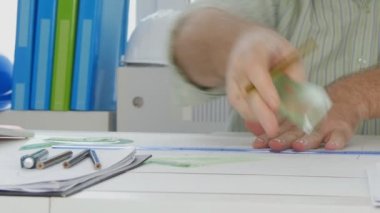 Mimar eller yakından Çizim aletleri kullanarak bir teknik çizim yapmak
