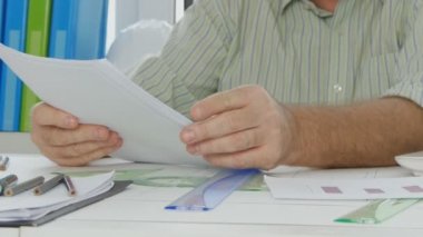 Çizim ve grafikler içeren belgeleri tarama oda ofis işadamı