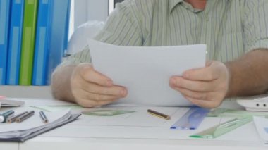 İşadamı Office Stop çizmek, al ve kağıt sayfaları içeren sözleşme imzalamak