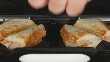 Açılış ve kapanış tost makinesi sandviç adam kontrol yakından kavrulmuş