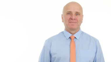 İşadamı ile bir Video sunumu hoş gülümseyen beyaz arka plan konaklama