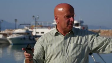 Turizm şirketi işadamı ile hareket eden eller emin bir liman dilinde