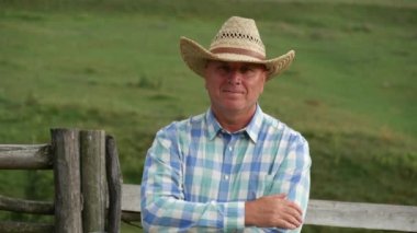 Çiftlik çalışan memnun kal ve mutlu el hareketleri ile selamlayan gülümse