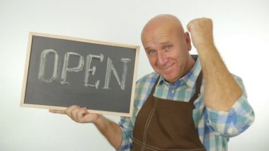 Ağır çekim hevesli çalışan olun zafer el jestleri mağaza aç