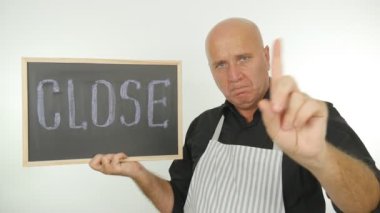 Ağır çekim mağaza çalışanı olun parmak hiçbir işareti ile yakın duyuru el