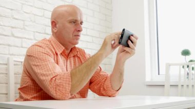 Cep telefonu Internet bağlantısı olan iletileri erişen adam kullanım e-posta uygulaması