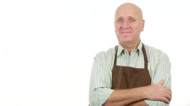 Önlük Nod ve bir parmak kullanarak bir Hayır el hareketi yapma gülümseme giyen işçi