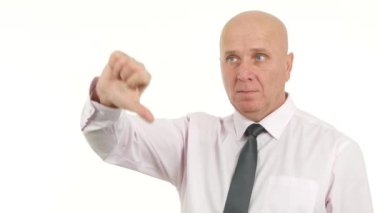Kendine güvenen işadamının yapmak el hareketleri bir parmak işareti aşağı ile uyarı