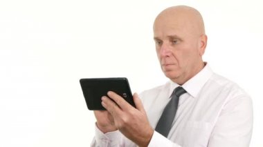 İşadamı ile bir dokunmatik Tablet manifatura endişeli ve e-posta iletilerini okuma