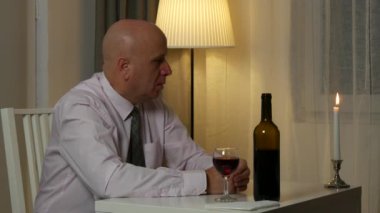 Restoran içki şarap endişe düşünme iş sorunları ile yorgun işadamı