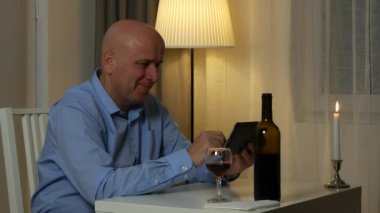 Mutlu işadamı yapmak kazanan jestleri Tablet iyi haberleri okuyun Restoran