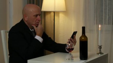 Cep telefonu kullanarak Restoran erişim Internet bağlantısında içme işadamı