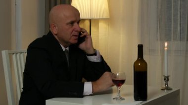 Restoran var iş konuşma kullanarak cep telefonu içinde rahat iş adamı