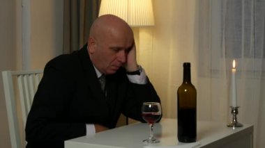 Sarhoş kişi baş döndürücü içki alkol yalnız bir restoranda duygu takım elbise