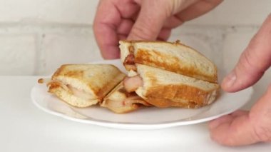 Bir Fast-Food Restoran Ham ile lezzetli sıcak kızarmış sandviçler ile beyaz plaka