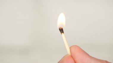 Görünümü el ile bir Machbox yaktı bir ahşap yanıcı maç Meşalesi ateş yukarıya kapatmak