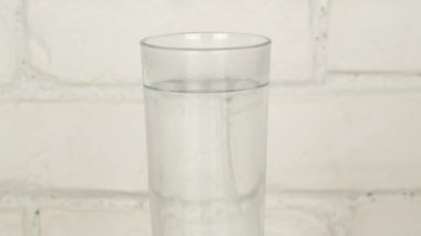 Bir bardak kaynamış su ile bir çay poşeti ile bir çay yapmak adam ellerini yukarıya kapatmak