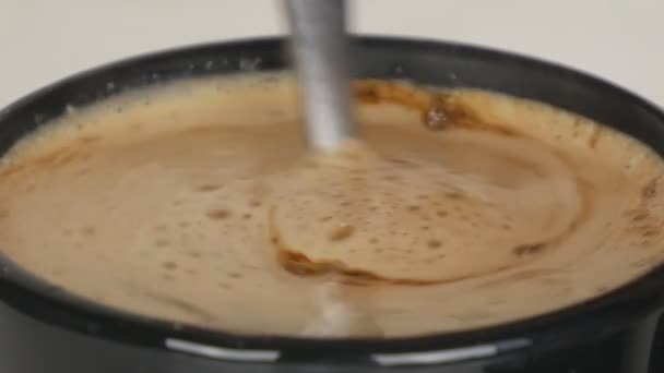 Zblízka Pohár Barevné Ochucené Chutné Kávové Pěny Smíchané Lžičkou — Stock video