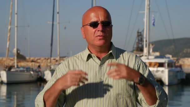 Людина Сонцезахисні Окуляри Дивлячись Безпека Агент Говорити Серйозно Гавані — стокове відео