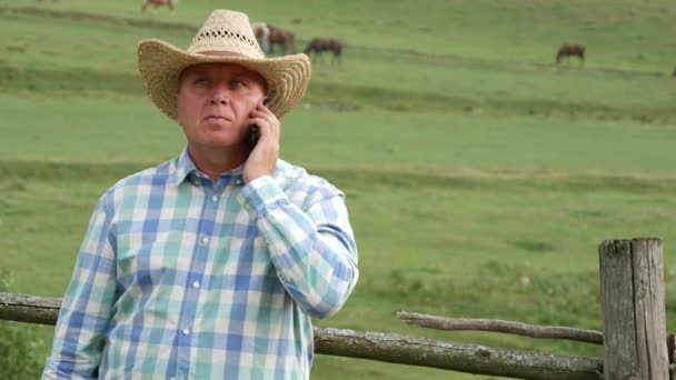 Agricultor Confiante Usando Tecnologia Moderna Fale Com Celular Gesturing Feliz — Vídeo de Stock