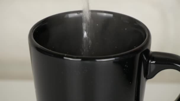 Close-up van activiteit met een warme kop oploskoffie voorbereiding van een zoete Cappuccino — Stockvideo