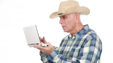 Şapka kullanarak dizüstü bilgisayar ve olun gergin hareketleri kullanarak hayal kırıklığına çiftçi iş